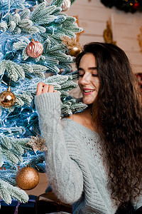 新年庆典 等待礼物 圣诞树贴近一个女孩的肖像和新年庆典 女士 快乐的图片