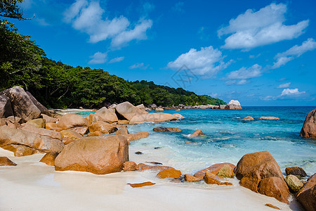 普拉兰塞舌尔热带岛屿 拥有海滩和棕榈树 Anse Lazio 海滩 棕榈树矗立在塞舌尔荒凉的热带岛屿梦幻海滩上 蓝色的 非洲图片