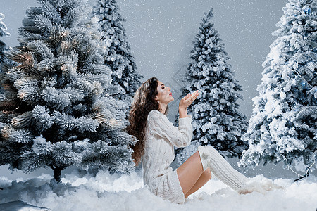 新年庆典 迷人的女孩 与落雪近距离接近 年轻女性穿着温暖的白色拖车和白袜子 冬天 假期图片