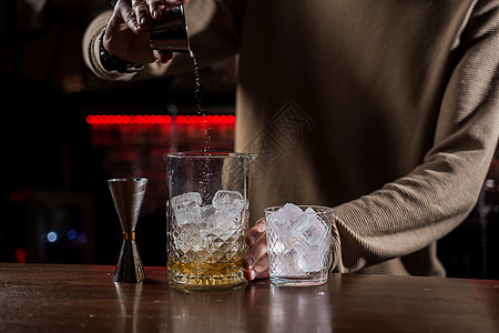 酒保在吧台制作酒精鸡尾酒 酒保在酒吧制作丛林果汁鸡尾酒 派对 液体图片