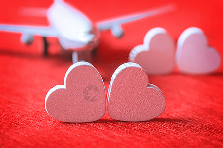 红背景的红心和飞机 情人节 有选择的重点 二月 快乐的图片