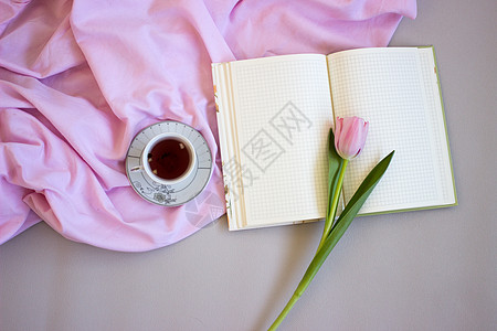 木制背景的粉红郁金香 开放书本 手工礼品盒和咖啡 母亲日 妇女节 花卉 盛开 开花图片