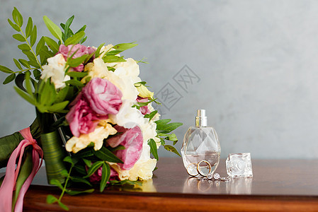 用香水和夜架上的结婚花束来嫁戒指 婚礼符号 属性等 圆圈 马夫背景图片