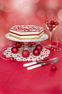 苏打蛋糕和圣诞装饰品 背景上的feecktbokeh 鲜奶油 球图片