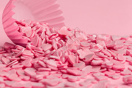 粉红色纸板上的糖喷洒食物背景图片