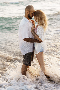 美丽的年轻夫妇拥抱在海边的海滩上 快乐的 男性图片