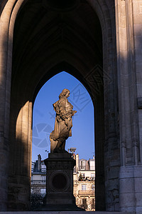 巴黎圣雅克塔 和尼古拉斯·弗莱梅尔的雕像图片