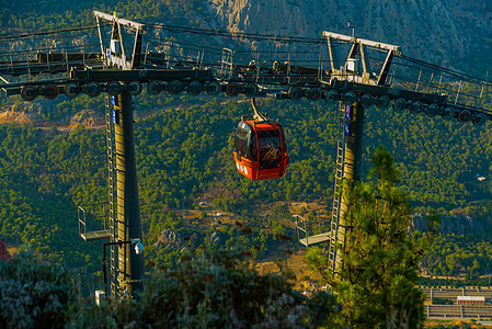 安塔利亚 土耳其 - 四月2022日 在阳光灿烂的暑假升到图内克特佩山的有线电梯图片