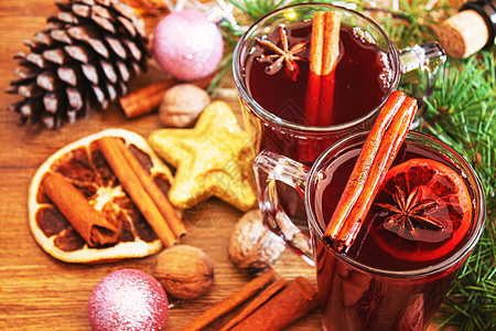 圣诞面包酒 圣诞快乐 有肉桂和香肠的葡萄酒杯子 最顶端 季节 水果图片