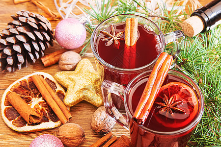 圣诞面包酒 圣诞快乐 有肉桂和香肠的葡萄酒杯子 最顶端 假期 甜的图片