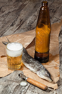包装纸上含啤酒的干鱼 食物 液体 静物 小吃 干燥图片