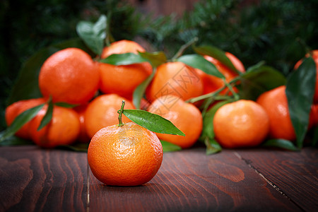 木质表面有叶叶的延吉林 干燥 食物 假期 橙子图片