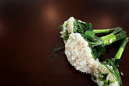 餐桌上的婚礼花束紧紧贴上图片