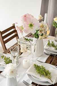 婚礼桌设置和装饰 以生锈的风格放在木制桌子上 美丽的 装饰风格图片