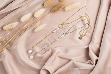 珍珠耳环纺织背景上的手工首饰 送给女性的礼物 女士珠宝首饰 珍珠 石头背景