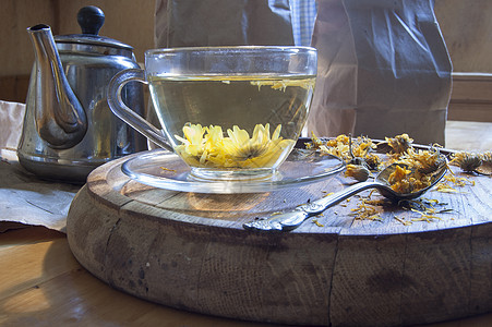 一杯草药茶 卫生保健 公式 根 草本植物 非酒精性 勺子 碗背景图片