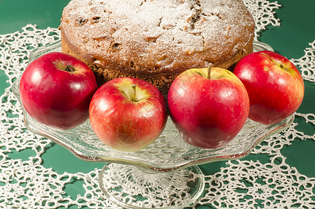 圣诞节苹果Applesace 葡萄干朗姆酒蛋糕 用于圣诞节桌 宏 水平图像背景