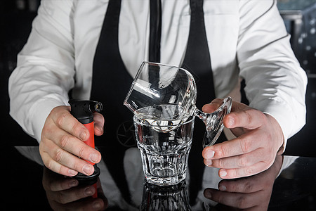 与意大利酒主一起准备酒精热鸡尾酒 在桑布卡玻璃杯中饮料的过程 桌子 夜店图片