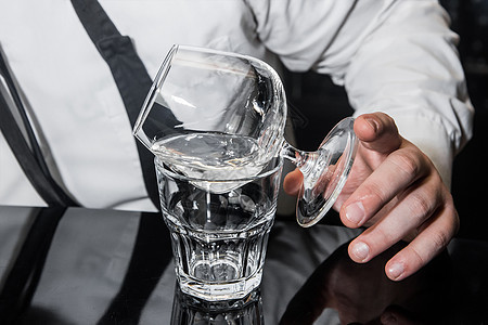 与意大利酒主一起准备酒精热鸡尾酒 在桑布卡玻璃杯中饮料的过程 水晶 派对图片