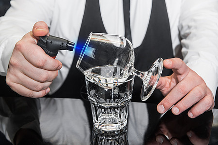 与意大利酒主一起准备酒精热鸡尾酒 在桑布卡玻璃杯中饮料的过程 水晶 夜店图片