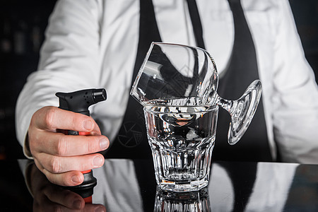 与意大利酒主一起准备酒精热鸡尾酒 在桑布卡玻璃杯中饮料的过程 调酒师 朗姆酒图片