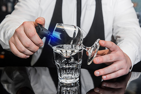 与意大利酒主一起准备酒精热鸡尾酒 在桑布卡玻璃杯中饮料的过程 朗姆酒 透明的图片