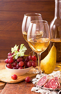 白葡萄酒和水果 在木制桌上的古年花桌中的葡萄和葡萄 软木 静物图片
