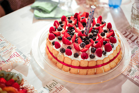 奶油和蓝莓水果蛋糕图片