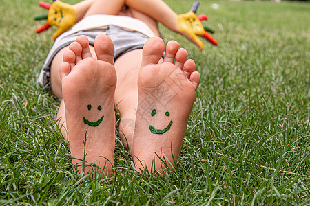 孩子们的脚在绿色草地上微笑着油漆 有选择的重点 地球 快乐的图片