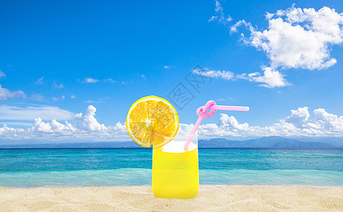 海滩上的果汁图片