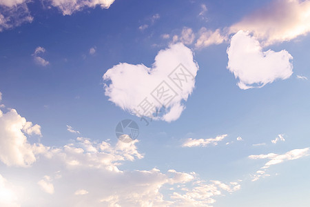 天空中的爱心白云背景图片