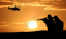 夕阳下的军人图片