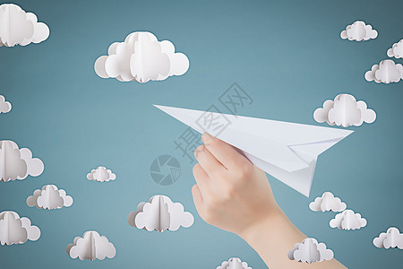 纸飞机与云朵背景图片