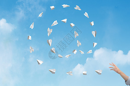 天空上的纸飞机图片