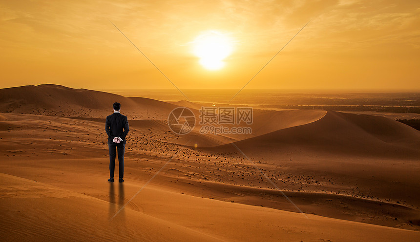 一个人走在沙漠图片