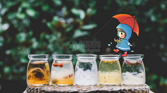 雨中漫步卡通配图图片