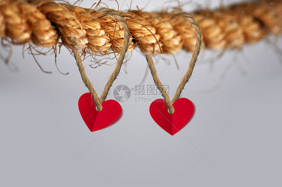 挂在绳上的爱心图片