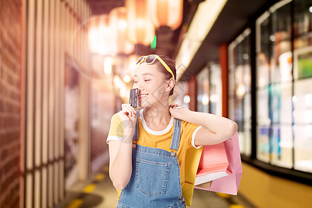 逛街的女孩图片