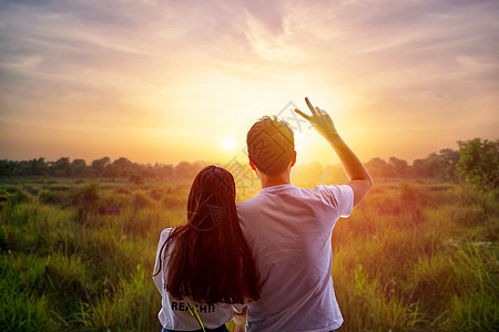 大草原风景看日落的情侣设计图片