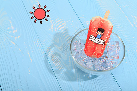 雪糕上日光浴的男孩图片