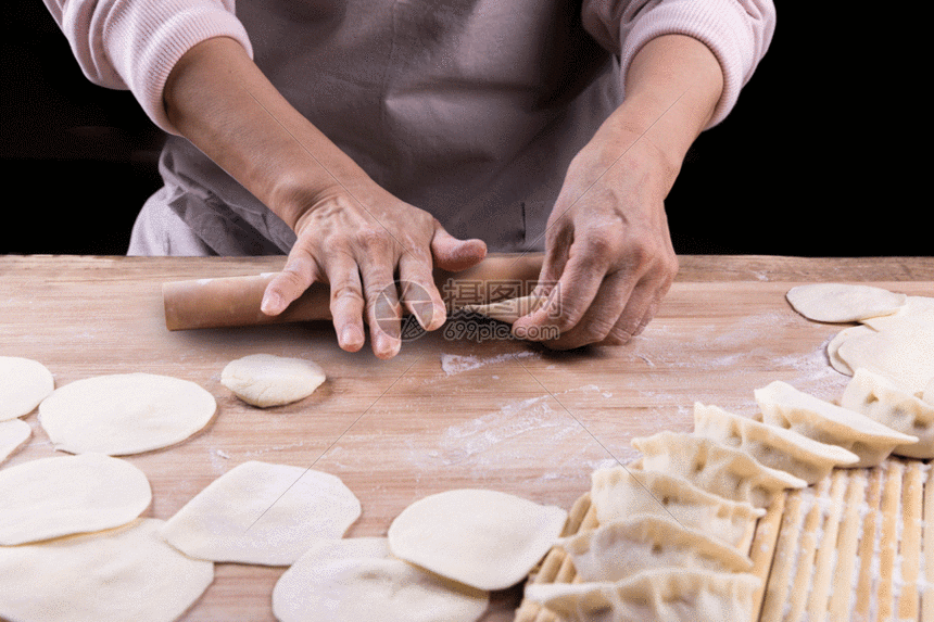 擀饺子皮gif动图图片-正版gif素材401050215-摄图网