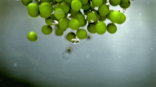 水果落水GIF图片