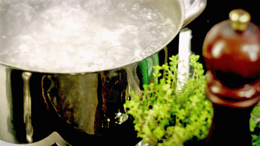 厨房孕妇开水烹饪GIF高清图片
