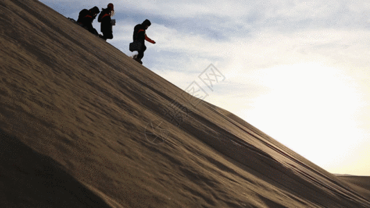 穿越沙漠沙漠行人GIF高清图片