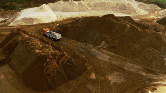 煤矿 挖掘机航拍大车GIF高清图片