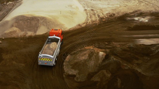 煤矿 挖掘机航拍拉沙车GIF高清图片