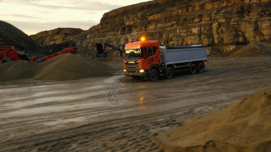 煤矿 挖掘机大车运货GIF高清图片