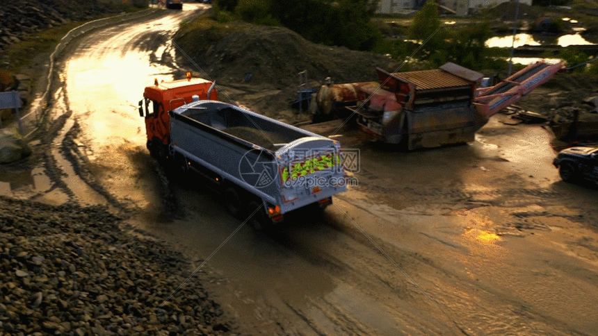 大车航拍gif动图图片-正版gif素材401079142-摄图网