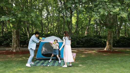 一家人出行公园森林里游玩GIF高清图片