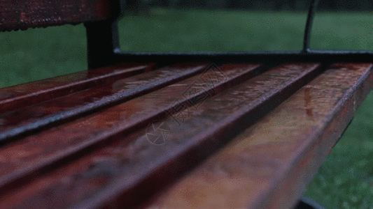 一堆木头木质长椅雨水GIF高清图片